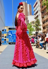 'Cajasol de Volantes': Desfile moda flamenca 2018 en Huelva (2) • <a style="font-size:0.8em;" href="http://www.flickr.com/photos/129072575@N05/28039368038/" target="_blank">View on Flickr</a>