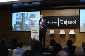 Presentación oficial del libro 'Cien años de fútbol andaluz: Centenario de la Real Federación Andaluza de Fútbol' (5) • <a style="font-size:0.8em;" href="http://www.flickr.com/photos/129072575@N05/42621649815/" target="_blank">View on Flickr</a>