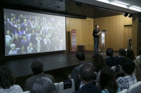 Conferencia de César Bona en la Fundación Cajasol • <a style="font-size:0.8em;" href="http://www.flickr.com/photos/129072575@N05/43758801490/" target="_blank">View on Flickr</a>