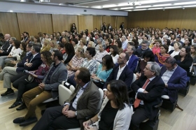 Conferencia de César Bona en la Fundación Cajasol (15) • <a style="font-size:0.8em;" href="http://www.flickr.com/photos/129072575@N05/45576162381/" target="_blank">View on Flickr</a>