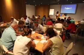 Taller 'Mente Activa' para mayores de 50 años a la sede de la Fundación Cajasol en Córdoba (2) • <a style="font-size:0.8em;" href="http://www.flickr.com/photos/129072575@N05/37242103456/" target="_blank">View on Flickr</a>