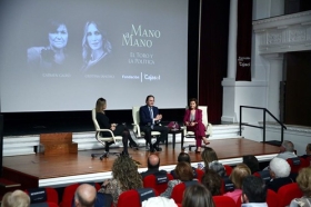 Mano a Mano: Cristina Sánchez y Carmen Calvo (13) • <a style="font-size:0.8em;" href="http://www.flickr.com/photos/129072575@N05/38535752042/" target="_blank">View on Flickr</a>