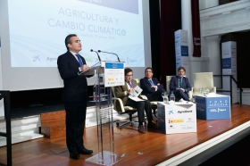 Foro Agrícola: Agricultura y Cambio Climático en la Fundación Cajasol (42) • <a style="font-size:0.8em;" href="http://www.flickr.com/photos/129072575@N05/39759359872/" target="_blank">View on Flickr</a>