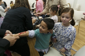 Halloween 2018 en la Fundación Cajasol: Taller de maquillaje (5) • <a style="font-size:0.8em;" href="http://www.flickr.com/photos/129072575@N05/44795446685/" target="_blank">View on Flickr</a>