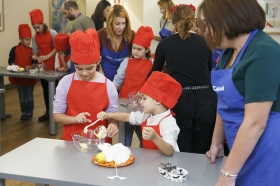 Halloween 2018 en la Fundación Cajasol: Taller de galletas terroríficas (8) • <a style="font-size:0.8em;" href="http://www.flickr.com/photos/129072575@N05/45658780862/" target="_blank">View on Flickr</a>