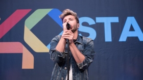 Los 40 Stage en Sevilla: Blas Cantó (23) • <a style="font-size:0.8em;" href="http://www.flickr.com/photos/129072575@N05/48019124921/" target="_blank">View on Flickr</a>