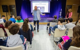 Taller 'Fake News: No te lo creas todo' en Huelva (2) • <a style="font-size:0.8em;" href="http://www.flickr.com/photos/129072575@N05/49063492613/" target="_blank">View on Flickr</a>