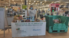 Campaña de donación de alimentos 'Andaluces Compartiendo' en Cartaya • <a style="font-size:0.8em;" href="http://www.flickr.com/photos/129072575@N05/49945787726/" target="_blank">View on Flickr</a>