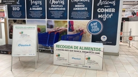 Campaña de donación de alimentos 'Andaluces Compartiendo' en Jerez (2) • <a style="font-size:0.8em;" href="http://www.flickr.com/photos/129072575@N05/49945788571/" target="_blank">View on Flickr</a>