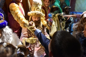 Entrega de juguetes de Reyes Magos 2019 en Cádiz (8) • <a style="font-size:0.8em;" href="http://www.flickr.com/photos/129072575@N05/45890852224/" target="_blank">View on Flickr</a>