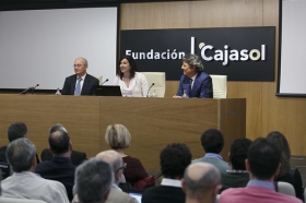 Presentación del 'Plan Reactiva Tu Club' en la Fundación Cajasol (11) • <a style="font-size:0.8em;" href="http://www.flickr.com/photos/129072575@N05/41362772461/" target="_blank">View on Flickr</a>