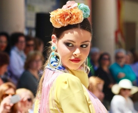 'Cajasol de Volantes': Desfile moda flamenca 2018 en Huelva (6) • <a style="font-size:0.8em;" href="http://www.flickr.com/photos/129072575@N05/40102292420/" target="_blank">View on Flickr</a>