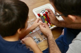 Talleres Tecnológicos en Familia: 'Iniciación a la robótica educativa con Lego WeDo' (5) • <a style="font-size:0.8em;" href="http://www.flickr.com/photos/129072575@N05/44268149834/" target="_blank">View on Flickr</a>