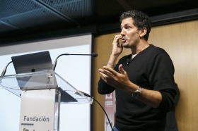 Conferencia de César Bona en la Fundación Cajasol (2) • <a style="font-size:0.8em;" href="http://www.flickr.com/photos/129072575@N05/43758801600/" target="_blank">View on Flickr</a>