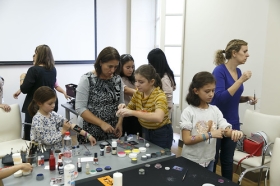 Halloween 2018 en la Fundación Cajasol: Taller de maquillaje (2) • <a style="font-size:0.8em;" href="http://www.flickr.com/photos/129072575@N05/30769061027/" target="_blank">View on Flickr</a>