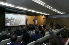 Conferencia de César Bona en la Fundación Cajasol (6) • <a style="font-size:0.8em;" href="http://www.flickr.com/photos/129072575@N05/43758802030/" target="_blank">View on Flickr</a>