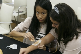 Halloween 2018 en la Fundación Cajasol: Taller de maquillaje (10) • <a style="font-size:0.8em;" href="http://www.flickr.com/photos/129072575@N05/44795447355/" target="_blank">View on Flickr</a>