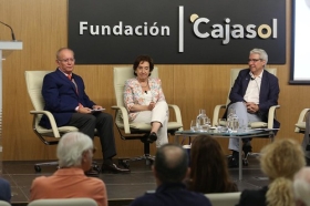 Mesa Redonda 'Noticias falsas: Mentiras y desinformación interesada' en Sevilla (2) • <a style="font-size:0.8em;" href="http://www.flickr.com/photos/129072575@N05/44052717425/" target="_blank">View on Flickr</a>