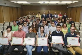 Entrega de las becas taller de oficio 2017 de la Fundación MAS en la Fundación Cajasol • <a style="font-size:0.8em;" href="http://www.flickr.com/photos/129072575@N05/33759696363/" target="_blank">View on Flickr</a>