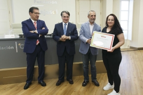 Entrega de las becas taller de oficio 2017 de la Fundación MAS en la Fundación Cajasol (37) • <a style="font-size:0.8em;" href="http://www.flickr.com/photos/129072575@N05/34528817116/" target="_blank">View on Flickr</a>