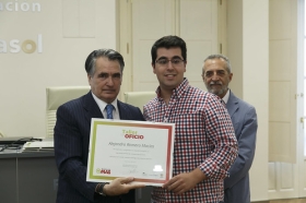 Entrega de las becas taller de oficio 2017 de la Fundación MAS en la Fundación Cajasol (11) • <a style="font-size:0.8em;" href="http://www.flickr.com/photos/129072575@N05/34528814136/" target="_blank">View on Flickr</a>