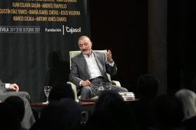 Charla 'Chaves Nogales, el hombre que estaba allí' y posterior coloquio y turno de preguntas con gran ambiente entre un público interesado en conocer a fondo confidencias y detalles humanos y profesionales del protagonista del ciclo, Manuel Chaves Nogales • <a style="font-size:0.8em;" href="http://www.flickr.com/photos/129072575@N05/24218732188/" target="_blank">View on Flickr</a>