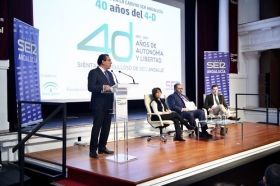 Encuentros de la SER 40 años del 4-D en la Fundación Cajasol: Soraya Sáenz de Santa María y Juan Manuel Moreno (11) • <a style="font-size:0.8em;" href="http://www.flickr.com/photos/129072575@N05/26763351039/" target="_blank">View on Flickr</a>