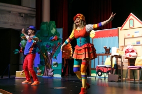 Teatro infantil: 'La Brujita Tapita' (5) • <a style="font-size:0.8em;" href="http://www.flickr.com/photos/129072575@N05/24890087108/" target="_blank">View on Flickr</a>