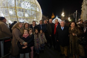 Inauguración de 'Alumbra Sevilla 2017' en Plaza de San Francisco (Sevilla) (9) • <a style="font-size:0.8em;" href="http://www.flickr.com/photos/129072575@N05/24972993718/" target="_blank">View on Flickr</a>