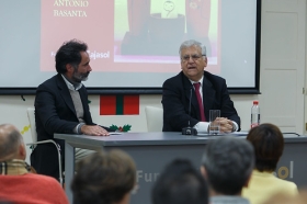 Conferencia de Antonio Basanta 'Las claves ocultas del Belén' en la Fundación Cajasol (9) • <a style="font-size:0.8em;" href="http://www.flickr.com/photos/129072575@N05/38185623335/" target="_blank">View on Flickr</a>