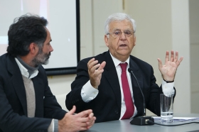 Conferencia de Antonio Basanta 'Las claves ocultas del Belén' en la Fundación Cajasol (4) • <a style="font-size:0.8em;" href="http://www.flickr.com/photos/129072575@N05/38185622675/" target="_blank">View on Flickr</a>