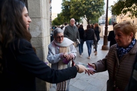 Entrega del 'Gota a Gota de Pasión' 2018 en Sevilla (3) • <a style="font-size:0.8em;" href="http://www.flickr.com/photos/129072575@N05/39127097140/" target="_blank">View on Flickr</a>