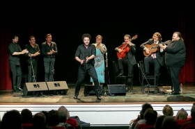 Jueves Flamencos de la Fundación Cajasol en Sevilla: Ezequiel Benítez y Remedios Reyes (23) • <a style="font-size:0.8em;" href="http://www.flickr.com/photos/129072575@N05/32034057388/" target="_blank">View on Flickr</a>