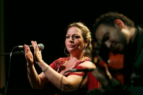 Jueves Flamencos de la Fundación Cajasol en Sevilla: Ezequiel Benítez y Remedios Reyes (35) • <a style="font-size:0.8em;" href="http://www.flickr.com/photos/129072575@N05/30966163957/" target="_blank">View on Flickr</a>