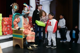 Entrega de juguetes de Reyes Magos 2019 en Sevilla (16) • <a style="font-size:0.8em;" href="http://www.flickr.com/photos/129072575@N05/46611066981/" target="_blank">View on Flickr</a>