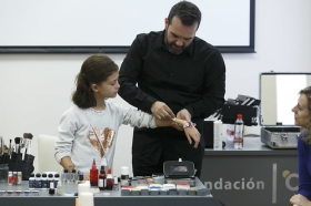 Halloween 2018 en la Fundación Cajasol: Taller de maquillaje (12) • <a style="font-size:0.8em;" href="http://www.flickr.com/photos/129072575@N05/43891795240/" target="_blank">View on Flickr</a>