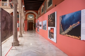 Exposición World Press Photo 2020 en la Fundación Cajasol (9) • <a style="font-size:0.8em;" href="http://www.flickr.com/photos/129072575@N05/50478844353/" target="_blank">View on Flickr</a>