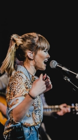 Los 40 Stage: Concierto de Aitana en Sevilla (17) • <a style="font-size:0.8em;" href="http://www.flickr.com/photos/129072575@N05/32648172387/" target="_blank">View on Flickr</a>