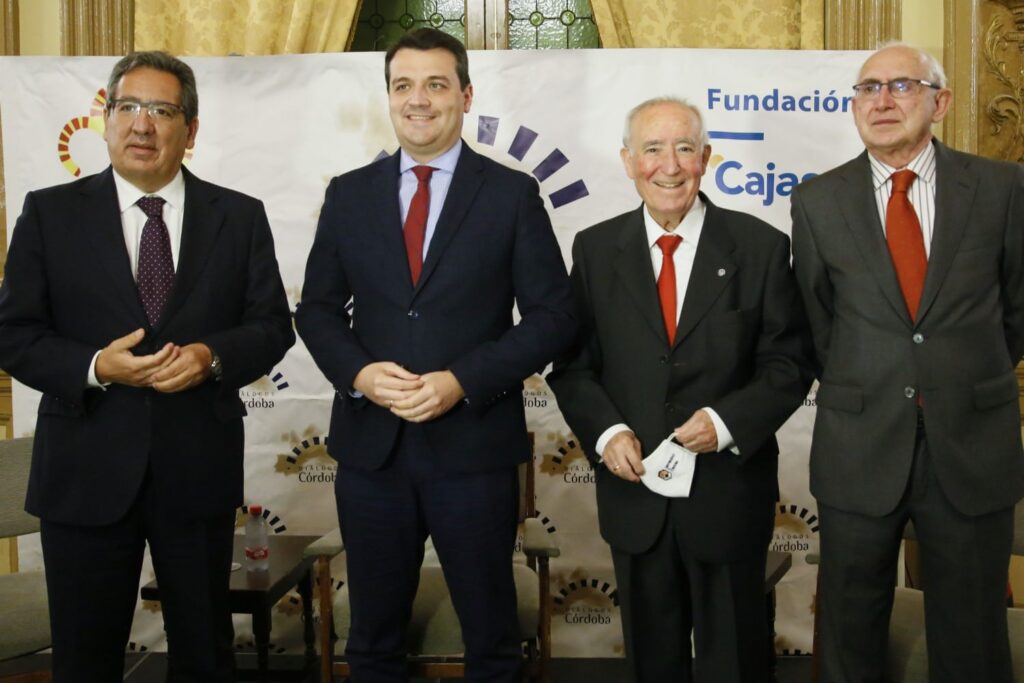 Antonio Pulido Gutiérrez y José María Bellido Roche asisten a la apertura del nuevo ciclo del Foro Diálogos Córdoba