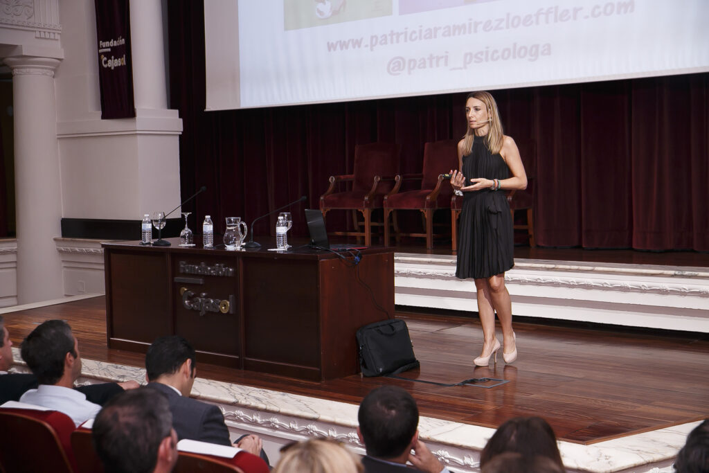 La conferencia de Patricia Ramírez en la Fundación Cajasol ofrece las claves para tener una mejor actitud vital