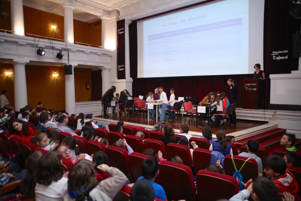 El programa educativo '¿Te salen las cuentas?' fomenta el ahorro y la toma de decisiones económicas entre los alumnos de Primaria