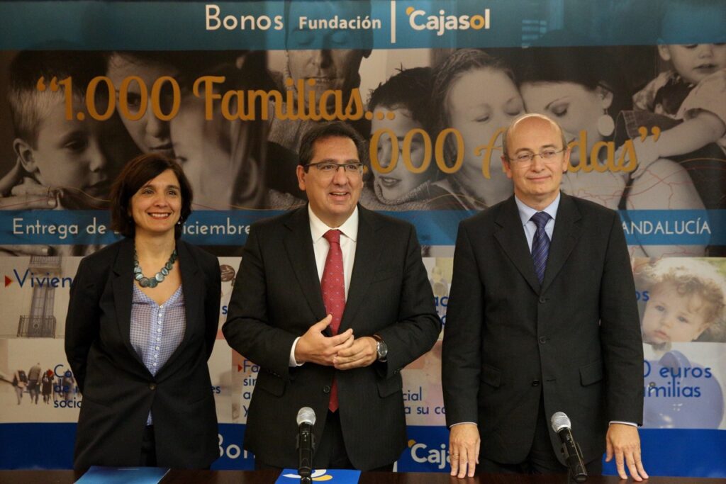 La Fundación Cajasol entrega mil bonos de 500 euros a familias en situación de extrema necesidad