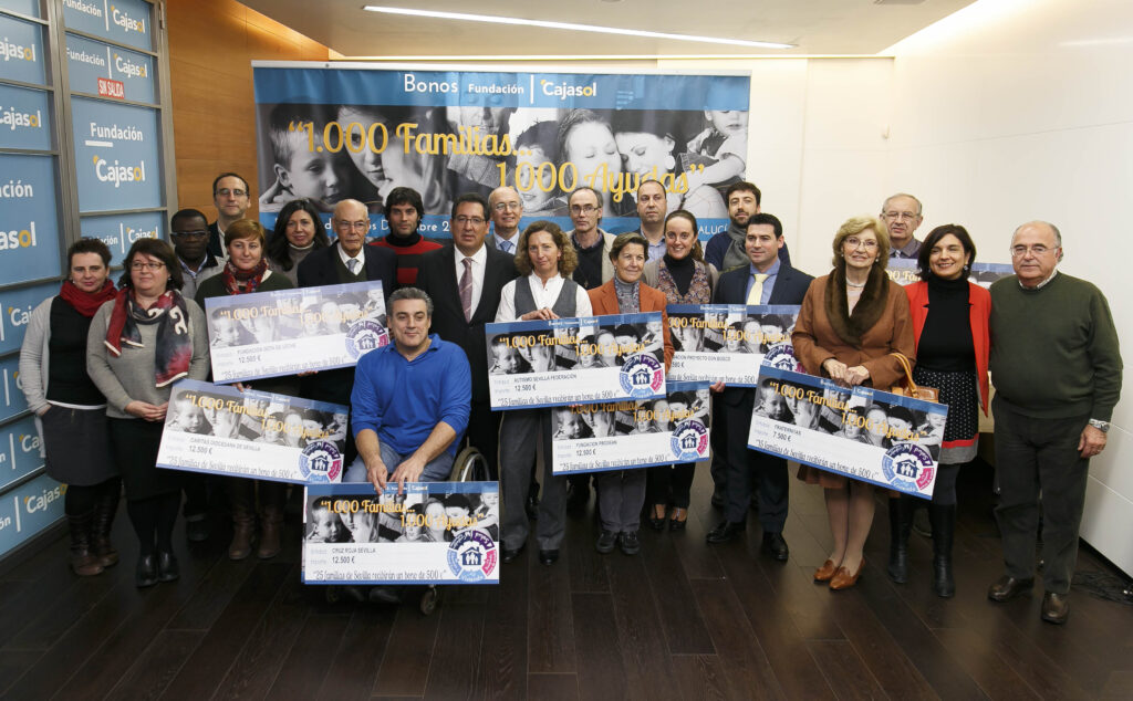 La Fundación Cajasol entrega bonos sociales de 500 euros a más de una veintena de entidades para su distribución a familias beneficiarias