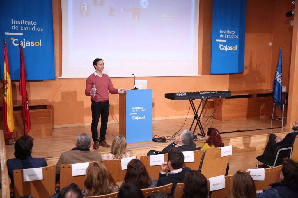 Anxo Pérez ofrece sus recetas para triunfar en la vida personal y profesional en el Instituto de Estudios Cajasol