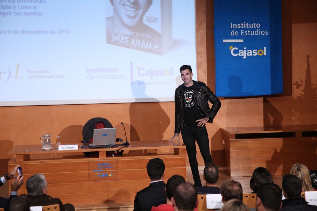 Josef Ajram contagia su optimismo en el Instituto de Estudios Cajasol y brinda consejos para triunfar