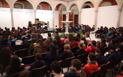 La Orquesta Barroca de Sevilla 'regresa al pasado' para acercar la música antigua a alumnos de primaria en la Fundación Cajasol