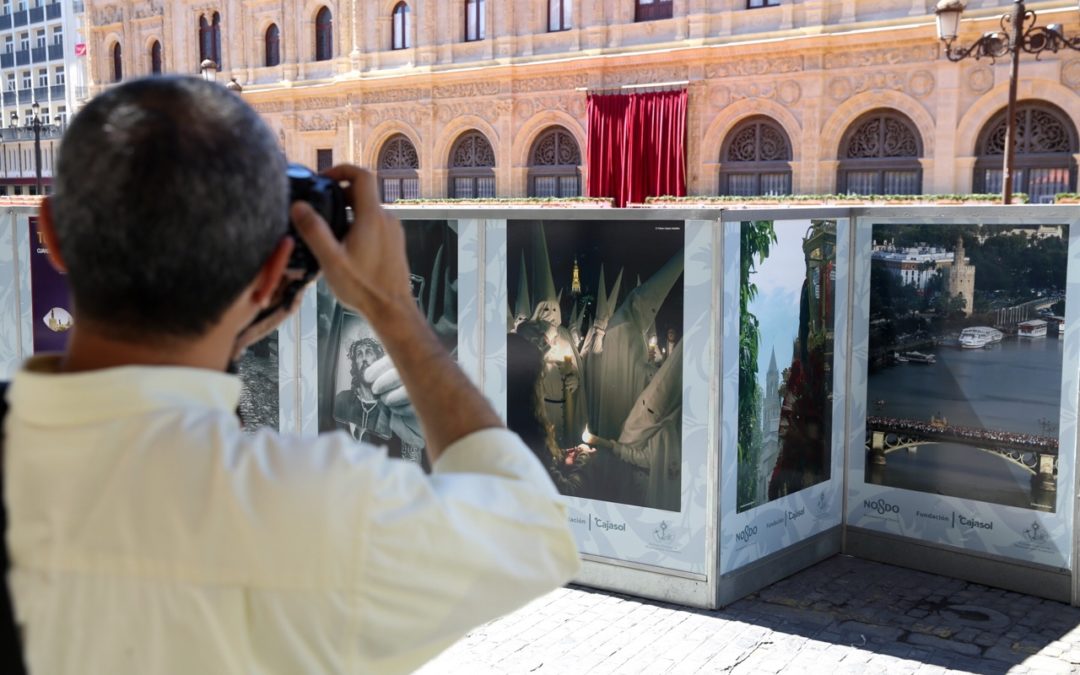 Una magnifica exposición de la Fundación Cajasol decora la Carrera Oficial de la mano de 30 fotógrafos sevillanos