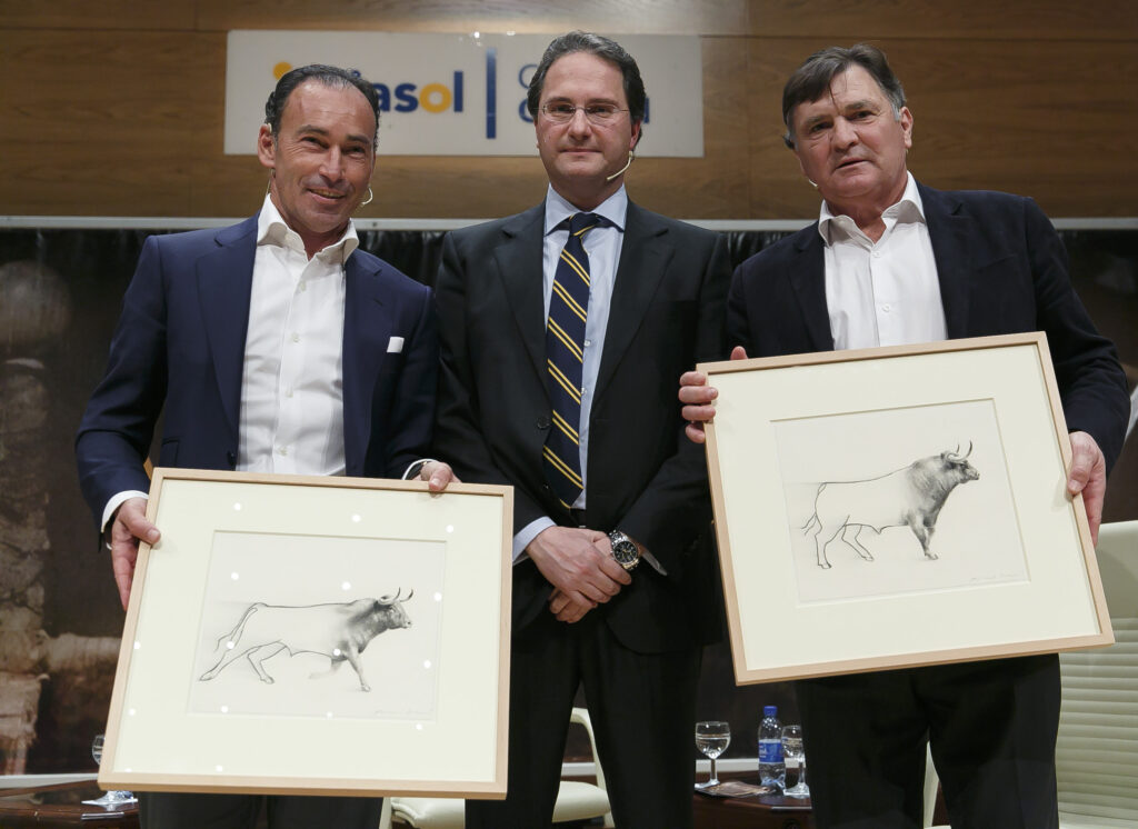 Fútbol y toros ligan bien en la apertura de la temporada de los 'Mano a mano' de la Fundación Cajasol