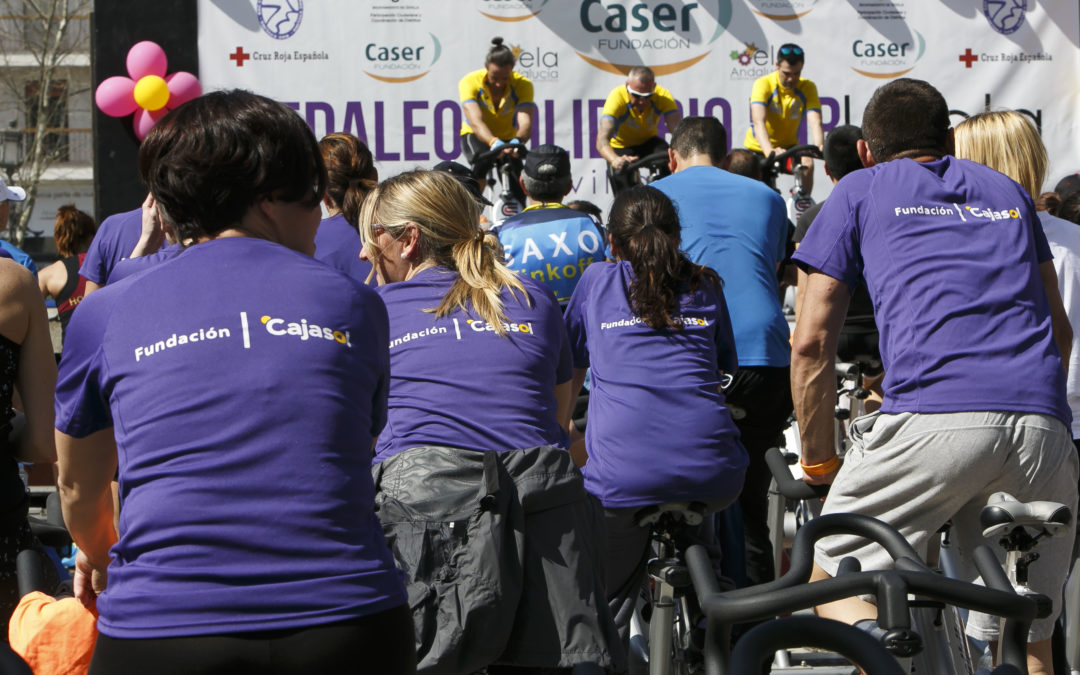 El 'Pedaleo solidario por la ELA', un éxito organizativo y de participación en la Plaza Nueva de Sevilla