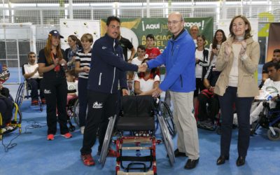 La Fundación Cajasol dona una silla deportiva a la Asociación de Pádel Adaptado 'Pádel Integra'